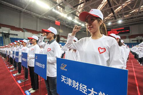 4月14日,志愿者代表在第六屆東亞運(yùn)動(dòng)會(huì)志愿者工作啟動(dòng)儀式上宣誓。當(dāng)日,第六屆東亞運(yùn)動(dòng)會(huì)志愿者工作啟動(dòng)儀式在天津工業(yè)大學(xué)舉行,來自天津27所院校的1000名大學(xué)生志愿者代表和100名教師代表參加啟動(dòng)儀式。2013年10月,歷時(shí)10天的第六屆東亞運(yùn)動(dòng)會(huì)將在天津舉行。從天津各院校選拔的6800名大學(xué)生志愿者將為東亞運(yùn)動(dòng)會(huì)提供高水平、全方位的志愿服務(wù),充分展示當(dāng)代青年學(xué)子的良好形象。新華社發(fā)(李想 攝)