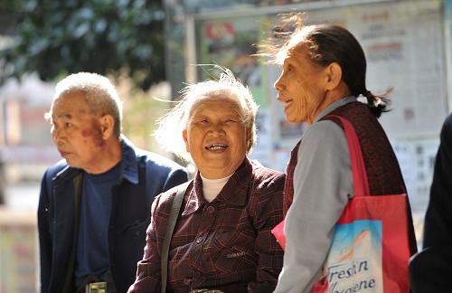 三位老人在廣西桂林市疊彩區(qū)清風(fēng)社區(qū)聊天(2012年10月17日攝)。新華社記者 陸波岸 攝