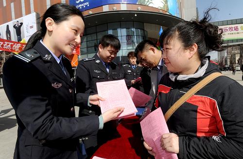 4月14日,一名沈陽(yáng)環(huán)衛(wèi)監(jiān)察員(前左)向市民介紹《沈陽(yáng)市城市市容和環(huán)境衛(wèi)生管理?xiàng)l例》相關(guān)內(nèi)容。新華社發(fā)(張文魁 攝)