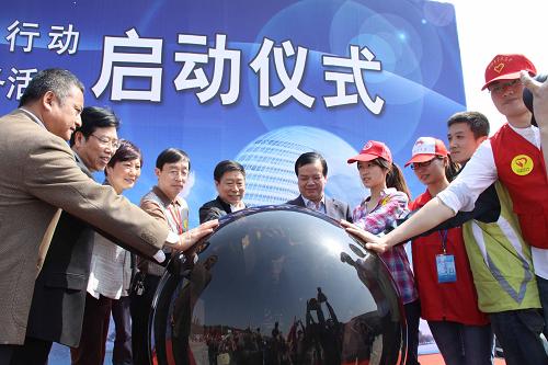 4月14日,嘉賓與志愿者代表共同啟動2013環(huán)太湖生態(tài)文明志愿服務(wù)大行動。新華社發(fā)(盛國平 攝)