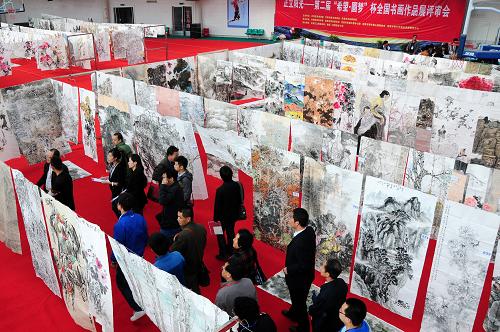 4月15日,在“希望·圓夢”杯全國書畫作品展評審會現(xiàn)場,評委及工作人員對投稿作品進行評選。當日,“希望·圓夢”杯全國書畫作品展評審會在甘肅省定西市舉行。據(jù)了解,此次書畫作品展將于今年7月在蘭州舉行,之后將在北京、蘭州等地舉行書畫作品義拍活動,善款將全部用于希望工程圓夢助學行動,以幫助更多的貧困學子克服暫時困難、圓大學夢想。 新華社記者 范培珅 攝