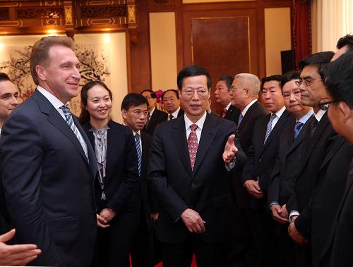 4月15日,中共中央政治局常委、國(guó)務(wù)院副總理張高麗在北京釣魚臺(tái)國(guó)賓館與俄羅斯政府第一副總理舒瓦洛夫舉行會(huì)談。這是會(huì)談后,張高麗與舒瓦洛夫共同會(huì)見(jiàn)中俄企業(yè)家。 新華社記者 劉衛(wèi)兵 攝