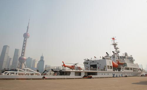 4月15日,“海巡01”船??吭谏虾J悬S浦江邊的碼頭。當(dāng)日,記者來到即將列編服役的“海巡01”船,用鏡頭揭開其神秘的面紗。“海巡01”總長128.6米,設(shè)計(jì)排水量5418噸,實(shí)測航速20.8節(jié),續(xù)航力超過1萬海里,服役后由上海海事局管理,是我國海事系統(tǒng)目前規(guī)模最大、裝備最先進(jìn)、綜合能力最強(qiáng)的執(zhí)法船,主要用于在中國管轄水域進(jìn)行海事監(jiān)管、海上人命救生和以海上人命救生為目的的船舶救助、海上船舶溢油監(jiān)測和應(yīng)急處置、應(yīng)對(duì)海上突發(fā)事件和國際交流合作等任務(wù)。新華社記者 陳飛 攝