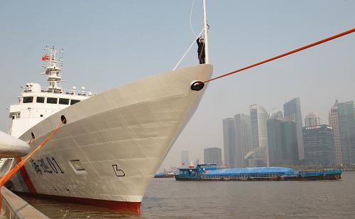 4月15日,“海巡01”船??吭谏虾J悬S浦江邊的碼頭。新華社記者 陳飛 攝
