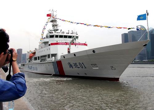 4月16日,“海巡01”輪從上海國際客運中心碼頭啟航。新華社記者陳飛攝