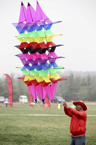 4月16日,風(fēng)箏大賽參賽者在山東省濰坊市浮煙山國際風(fēng)箏放飛場比賽。新華社發(fā)(張馳 攝)