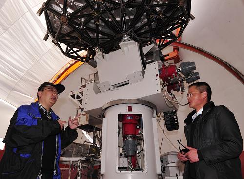 4月15日,中國(guó)科學(xué)院國(guó)家天文臺(tái)首席科學(xué)家王俊杰(左)在與西藏大學(xué)宇宙線教育部重點(diǎn)實(shí)驗(yàn)室副主任陳天祿副教授(右)討論西藏羊八井國(guó)際宇宙線觀測(cè)站亞毫米波望遠(yuǎn)鏡調(diào)試階段中所遇到的問題。新華社發(fā)(劉坤攝)