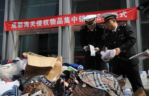 4月16日,成都海關(guān)工作人員整理即將銷毀的侵權(quán)貨物。新華社發(fā)(薛玉斌 攝)