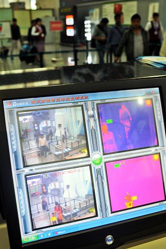 4月17日,廣州白云國際機場檢驗檢疫局出境旅客檢疫通道設置的紅外測溫設備監(jiān)控旅客的體溫。廣東進出口檢驗檢疫部門近期通過增加一線專業(yè)人員數(shù)量、校準紅外測溫設備、強化醫(yī)學巡查和傳染病排查等手段加強口岸人感染H7N9禽流感疫情的防控工作,4月1日以來共檢測疑似流感病例樣品41份,均排除人感染H7N9禽流感陽性。新華社記者 劉大偉攝