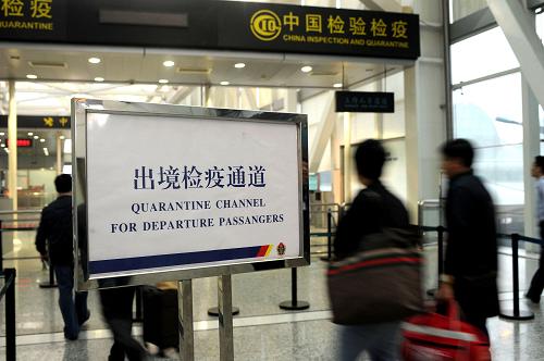 4月17日,廣州白云國際機場的出境旅客依次通過出境檢疫通道。新華社記者 劉大偉攝