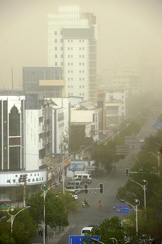 4月17日,寧夏銀川市被沙塵籠罩。當(dāng)日15時20分,寧夏氣象臺發(fā)布大風(fēng)藍(lán)色預(yù)警和沙塵暴黃色預(yù)警,預(yù)計未來12小時內(nèi),銀川、石嘴山、吳忠、中衛(wèi)四市有5到6級偏北風(fēng),陣風(fēng)8到9級,部分地區(qū)伴有揚(yáng)沙或沙塵暴。據(jù)了解,14時許,石嘴山市平羅、陶樂兩地先后出現(xiàn)沙塵暴,能見度為800米;15時左右起,銀川市也出現(xiàn)沙塵暴,能見度為900米。截至記者發(fā)稿時,寧夏部分高速路段能見度不足200米。新華社發(fā)(李然 攝)
