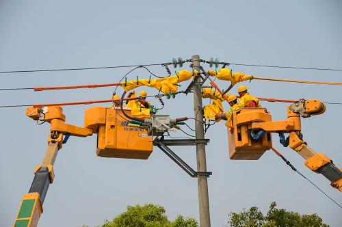 4月17日,湖州電力局工作人員在進(jìn)行帶電作業(yè)。當(dāng)日,湖州電力局成功實施浙江首例采用旁路開關(guān)作業(yè)法帶負(fù)荷更換柱上斷路器作業(yè)。工作人員利用旁路作業(yè)法對1萬伏太湖181線18121進(jìn)行帶負(fù)荷更換柱上斷路器作業(yè)。如果采取以往停電更換開關(guān)的方式,作業(yè)需要三四個小時,并且要對整個線路進(jìn)行停電。停電范圍涉及太湖沿岸8個行政村和整個太湖集鎮(zhèn)附近村莊的5000多戶居民及一所小學(xué),影響范圍大。使用新的帶電作業(yè)方式后,不僅節(jié)約了作業(yè)時間,對周邊居民用電也不會產(chǎn)生影響。據(jù)悉,近年來,湖州電力局大力開展帶電作業(yè),不斷提升帶電作業(yè)水平。目前,湖州電力局已掌握一至四類28個項目帶電作業(yè)能力,可滿足不同用戶、不同環(huán)境的帶電作業(yè)需求。今年一季度該局共開展配網(wǎng)帶電作業(yè)1452次,減少停電時戶數(shù)72874個,多供電量780多萬千瓦時。新華社記者 徐昱 攝