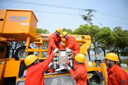 4月17日,湖州電力局工作人員準(zhǔn)備進(jìn)行帶電作業(yè)。新華社記者 徐昱 攝