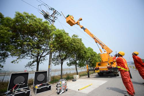 4月17日,湖州電力局工作人員準(zhǔn)備進(jìn)行帶電作業(yè)。新華社記者 徐昱 攝