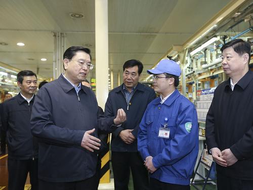 4月15日至17日,中共中央政治局常委、全國(guó)人大常委會(huì)委員長(zhǎng)張德江在山東調(diào)研。這是4月16日,張德江在濰坊市濰柴動(dòng)力工業(yè)園二號(hào)工廠考察企業(yè)生產(chǎn)經(jīng)營(yíng)狀況。新華社記者 丁林 攝