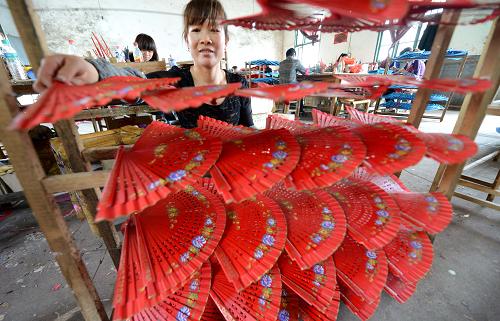 4月18日,廣昌縣甘竹鎮(zhèn)農家女在擺放香扇。目前,江西廣昌縣從事工藝香扇制作加工的農家婦女近5000人,家庭式香扇作坊數千個,香扇生產加工民營企業(yè)達200多家,年產香扇5000多萬把,已開發(fā)出工藝扇、掛歷扇、折扇等20多個品種,產品遠銷韓國、新加坡、西班牙等國家,實現年產值過億元。新華社記者 周科攝