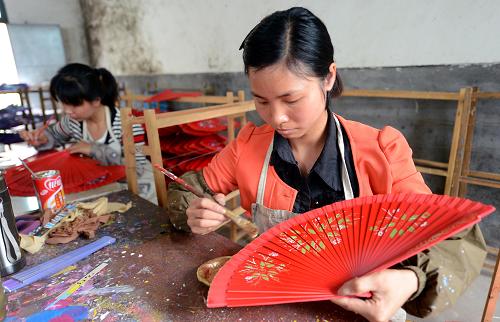 4月18日,廣昌縣甘竹鎮(zhèn)農家女在香扇上繪圖。新華社記者 周科攝
