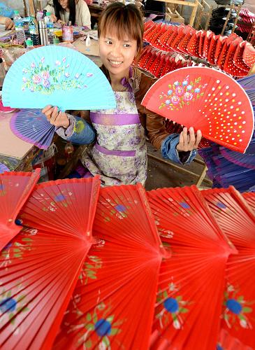 4月18日,廣昌縣甘竹鎮(zhèn)農家女在展示手工制作的香扇。新華社記者 周科攝