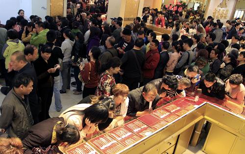 4月18日,眾多顧客在江蘇南京一家商場(chǎng)選購(gòu)黃金飾品。近日,受國(guó)際黃金價(jià)格暴跌影響,南京市場(chǎng)黃金價(jià)格下調(diào)。4月17日,南京寶慶銀樓將千足金飾品價(jià)格從386元/克下調(diào)到328元/克,其他黃金品牌千足金飾品價(jià)格目前大多維持在308元/克至348元/克之間。黃金價(jià)格“跳水”吸引眾多顧客蜂擁而至“搶金”。新華社發(fā)(徐宜佳 攝)
