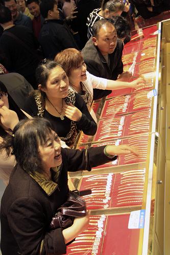 4月18日,顧客在江蘇南京一家商場(chǎng)選購(gòu)黃金飾品。新華社發(fā)(徐宜佳 攝)