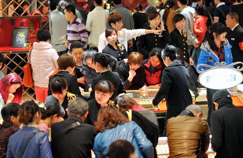 4月18日,南京一家金店內(nèi)人頭攢動(dòng)。新華社發(fā)