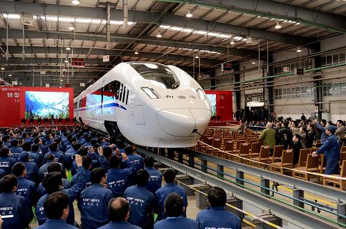 4月18日,由中國(guó)北車唐山軌道客車有限責(zé)任公司制造的時(shí)速250公里城際動(dòng)車組列車首次與公眾見(jiàn)面。該車具有時(shí)速160至250公里不同速度等級(jí),具有啟動(dòng)加速快、制動(dòng)距離短等特點(diǎn)。新華社發(fā)(吳宏道 攝)