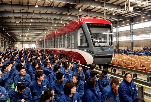 4月18日,由中國(guó)北車唐山軌道客車有限責(zé)任公司制造的100%低地板現(xiàn)代有軌電車首次與公眾見(jiàn)面。該車特點(diǎn)是車內(nèi)地板貼近軌面,無(wú)需站臺(tái),方便旅客乘坐。新華社發(fā)(吳宏道 攝)