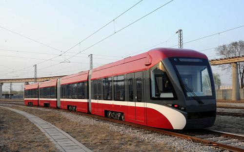 這是4月17日拍攝的由中國(guó)北車唐山軌道客車有限責(zé)任公司制造的100%低地板現(xiàn)代有軌電車。該車車內(nèi)地板貼近軌面,無(wú)需站臺(tái),方便旅客乘坐。新華社發(fā)(吳宏道 攝)