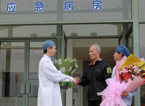 4月18日,楊姓病人(中)向救治他的醫(yī)務(wù)人員表示感謝。新華社發(fā)(丁汀 攝)