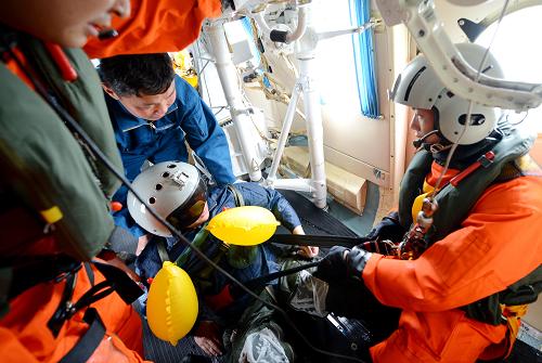 機組營救人員緊急搶救“遇險飛行員”(4月18日攝)。新華社發(fā)(沈玲 攝)