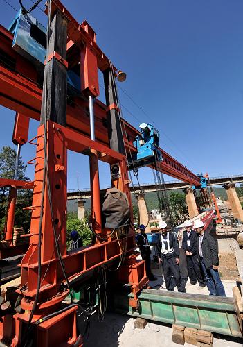 4月19日,泛亞鐵路西線的重要組成部分——廣(通)昆(明)復(fù)線工程正式進(jìn)入鋪架階段。新華社記者 藺以光 攝