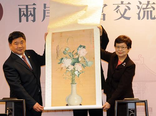 4月19日,臺北故宮博物院馮明珠院長(右)贈送郎世寧的《聚陽圖》復(fù)制畫給北京故宮博物院單霽翔院長。當(dāng)日,北京故宮博物院單霽翔院長與臺北故宮博物院馮明珠院長等相關(guān)人員在臺北舉行“兩岸故宮交流會議”。這次會議圍繞今年10月臺北故宮博物院年度大展“乾隆皇帝的藝術(shù)品味特展”借展內(nèi)容以及兩院合作編纂《天祿琳瑯書目新編》等議題展開具體討論。新華社發(fā)(吳景騰 攝)