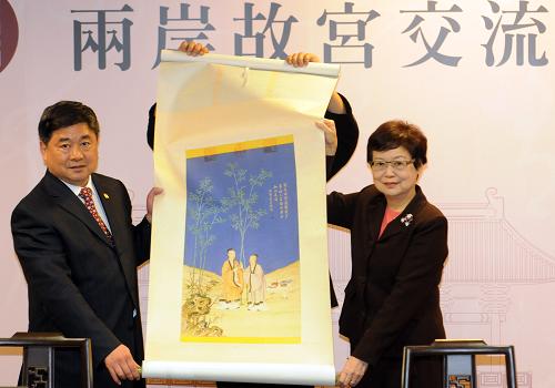 4月19日,北京故宮博物院單霽翔院長(左)贈送郎世寧的《平安春信圖》復(fù)制畫給臺北故宮博物院馮明珠院長。新華社發(fā)(吳景騰 攝)