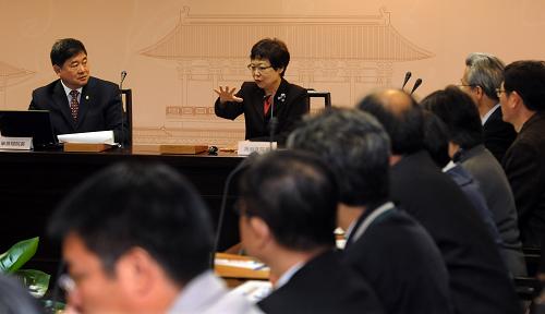 4月19日,北京故宮博物院單霽翔院長(左)與臺北故宮博物院馮明珠院長出席兩岸故宮交流會議。新華社發(fā)(吳景騰 攝)