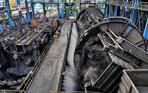 4月19日,工人在秦皇島港煤四期翻車機改造項目現(xiàn)場施工。近日,秦皇島港煤四期翻車機改造項目正式開工,以適應鐵路煤炭運輸車型的升級換代,使翻車機能夠滿足煤炭運輸生產(chǎn)的需要。據(jù)介紹,秦皇島港煤四期翻車機自1996年投入使用至今,累計接卸煤炭8億噸,保障了我國北煤南運大通道的暢通。改造完成以后,接卸能力將提升15%左右,設備技術狀況和穩(wěn)定性也將得到進一步提升。新華社記者 楊世堯 攝