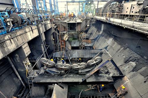 4月19日,工人在秦皇島港煤四期翻車機改造項目現(xiàn)場施工。新華社記者 楊世堯 攝