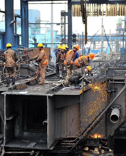 4月19日,工人在秦皇島港煤四期翻車機改造項目現(xiàn)場施工。新華社記者 楊世堯 攝