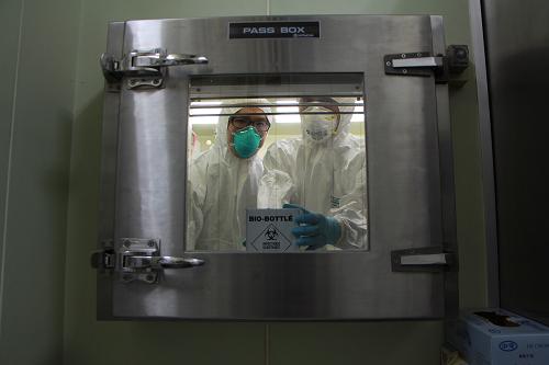 4月20日,大陸提供的H7N9流感病毒株運(yùn)抵臺(tái)灣疾病管制局實(shí)驗(yàn)室。當(dāng)日,由大陸提供的H7N9禽流感病毒株20日運(yùn)抵臺(tái)灣,這是兩岸首次進(jìn)行生物病原檢體交換。據(jù)臺(tái)灣流行疫情指揮中心介紹,此次大陸提供的病毒株是分離自病人的H7N9禽流感病毒安徽株,全程在符合國(guó)際生物安全規(guī)范的條件下運(yùn)輸,目前已交付臺(tái)灣疾病管制局實(shí)驗(yàn)室,將由該局人員進(jìn)行確認(rèn)及后續(xù)應(yīng)用。新華社發(fā)