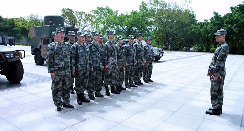 4月20日,成都軍區(qū)第13集團軍抗震救災(zāi)指揮組進行戰(zhàn)前動員。四川雅安地震發(fā)生后,成都軍區(qū)第13集團軍立即啟動救災(zāi)預(yù)案。上午8時20分,2120名搶險救災(zāi)指戰(zhàn)員帶領(lǐng)救護車、挖掘機、裝載機共173臺以及4架直升飛機緊急出動,奔赴災(zāi)區(qū)展開救援。新華社發(fā)(高效文 攝)