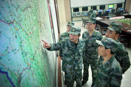 4月20日,成都軍區(qū)第13集團軍抗震救災(zāi)指揮組研究救災(zāi)任務(wù)部署。新華社發(fā)(高效文 攝)