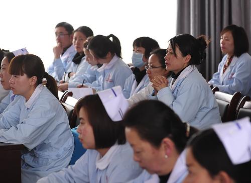 4月20日,西藏自治區(qū)阜康醫(yī)院召開奔赴災(zāi)區(qū)救援前的動(dòng)員會(huì)。新華社發(fā)(劉坤 攝)