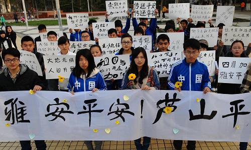 4月20日,山東聊城大學(xué)美術(shù)學(xué)院的大學(xué)生在為雅安地震災(zāi)區(qū)同胞祈福、加油。新華社發(fā)(張振祥 攝)