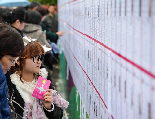 4月20日,參加相親活動的單身男女在查看相親資料。新華社記者 徐昱 攝