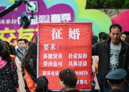 4月20日,一名單身男士在展示自己的資料。新華社記者 徐昱 攝