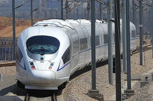 4月20日,一列由長春始發(fā)終到大連北站的動車組列車駛進(jìn)終點站 。 從4月21日開始,哈(爾濱)大(連)高鐵將正式實施首個夏季運行圖,列車運行最高時速也將從冬季的200公里提高到300公里。哈大高鐵營業(yè)里程921公里,設(shè)計時速350公里,縱貫遼寧、吉林、黑龍江三省,是我國首條穿越高寒地區(qū)的高速鐵路。哈大高鐵于2012年12月1日開通運營,開通以來執(zhí)行冬季運行圖,按最高時速200公里運行。新華社發(fā)(劉德斌 攝) 4月20日,乘客在大連北站準(zhǔn)備登上發(fā)往長春的動車組列車。新華社發(fā)(劉德斌 攝)
