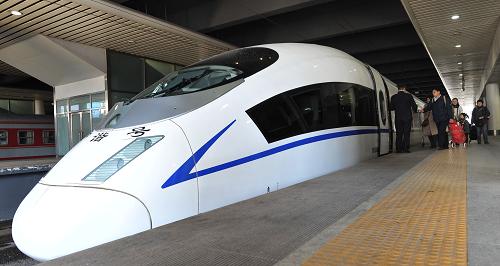4月20日,乘客在大連北站準(zhǔn)備登上發(fā)往長春的動車組列車。新華社發(fā)(劉德斌 攝)