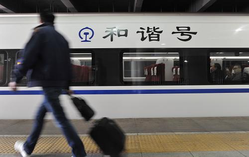 4月20日,一名乘客在大連北站準(zhǔn)備登上發(fā)往長春的動車組列車。新華社發(fā)(劉德斌 攝)