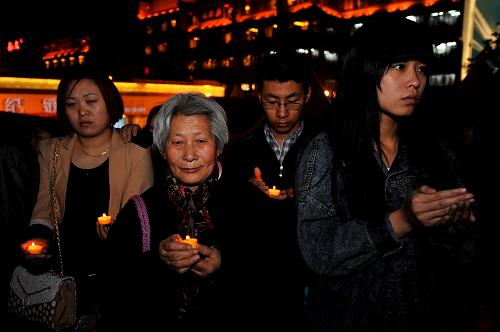 4月20日,西安市民在西安金花廣場為雅安地震災(zāi)區(qū)同胞祈福。新華社記者 劉瀟 攝
