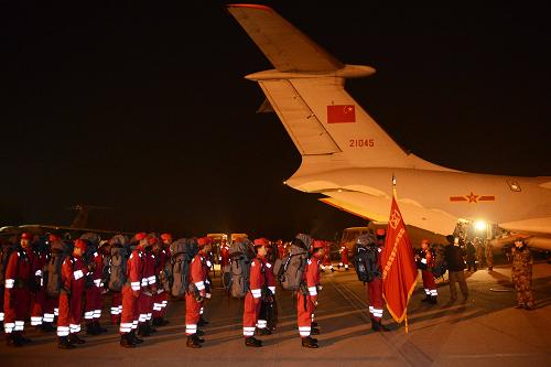 4月21日,在北京南苑機(jī)場(chǎng),中國(guó)國(guó)家地震災(zāi)害緊急救援隊(duì)隊(duì)員等待登機(jī)。新華社發(fā)(余紅春 攝)