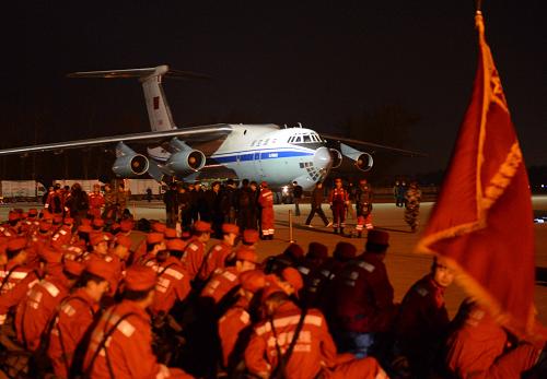 4月21日,在北京南苑機(jī)場(chǎng),中國(guó)國(guó)家地震災(zāi)害緊急救援隊(duì)隊(duì)員在機(jī)場(chǎng)待命。新華社發(fā)(余紅春 攝)
